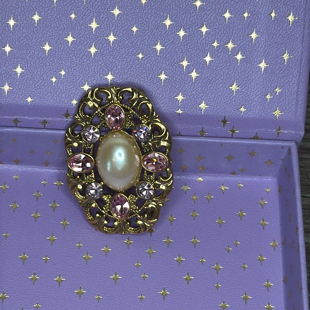 Beautiful antique gold plated brooch with pink purple and pearl stones